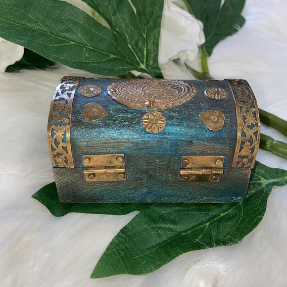 Vintage Trinket Little Wooden Jewelry Box Brass Details - Picture 7 of 15